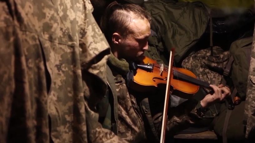 Video: Houslista bojuje na východě Ukrajiny, strachu vzdoruje hraním